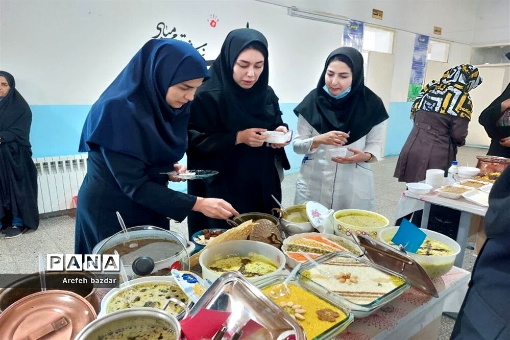 جشنواره غذای سالم در مدرسه شهید ناطق نوری بلده