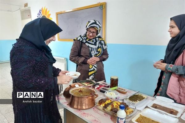 جشنواره غذای سالم در مدرسه شهید ناطق نوری بلده