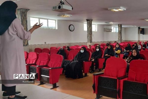 برگزاری جلسه آموزش خانواده در دبیرستان شهیده قزوینی