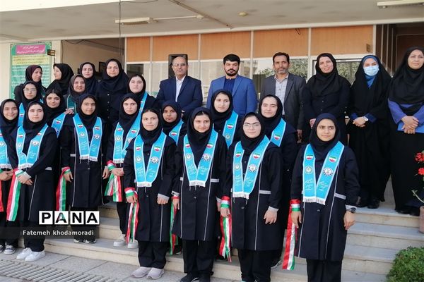 اجرای سرود پیشتازان توسط دانش‌آموزان عضو سازمان دانش‌آموزی دبیرستان علاالدین بهشتی 1