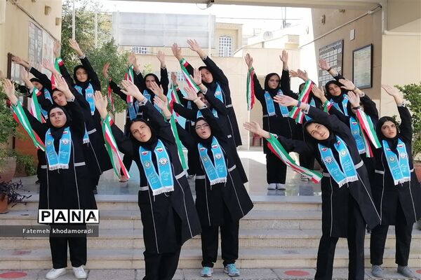 اجرای سرود پیشتازان توسط دانش‌آموزان عضو سازمان دانش‌آموزی دبیرستان علاالدین بهشتی 1