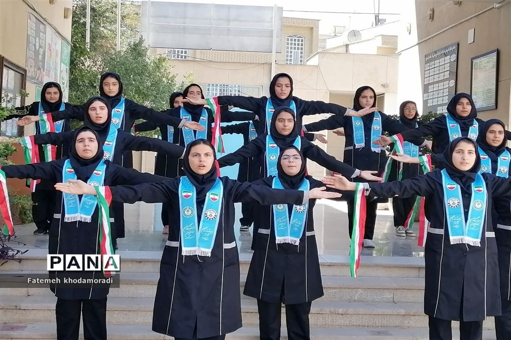 اجرای سرود پیشتازان توسط دانش‌آموزان عضو سازمان دانش‌آموزی دبیرستان علاالدین بهشتی 1