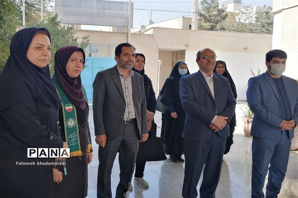 اجرای سرود پیشتازان توسط دانش‌آموزان عضو سازمان دانش‌آموزی دبیرستان علاالدین بهشتی 1