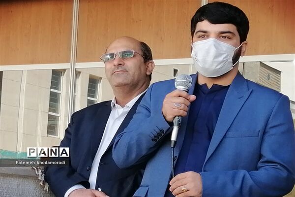 اجرای سرود پیشتازان توسط دانش‌آموزان عضو سازمان دانش‌آموزی دبیرستان علاالدین بهشتی 1