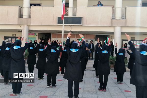 اجرای سرود پیشتازان توسط دانش‌آموزان عضو سازمان دانش‌آموزی دبیرستان علاالدین بهشتی 1