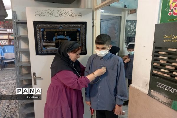 برگزاری طرح معاینه سلامتی در دبیرستان پسرانه ادیب(دوره اول)