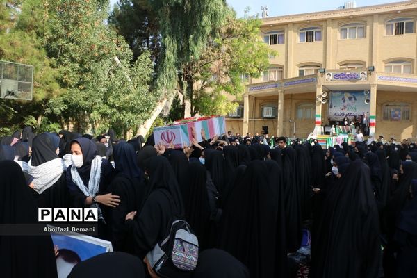 تجدید میثاق دانش‌آموزان دبیرستان قائمیه با شهید گمنام