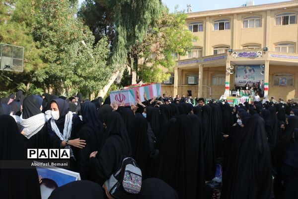 تجدید میثاق دانش‌آموزان دبیرستان قائمیه با شهید گمنام