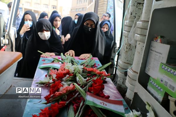 تجدید میثاق دانش‌آموزان دبیرستان قائمیه با شهید گمنام