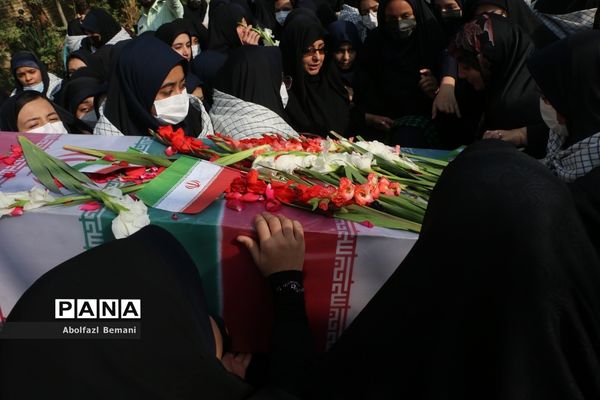 تجدید میثاق دانش‌آموزان دبیرستان قائمیه با شهید گمنام