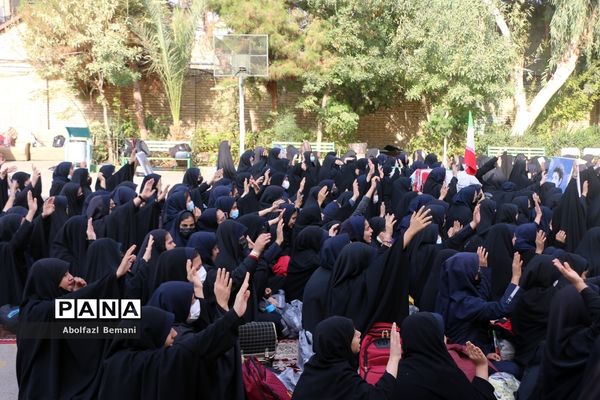 تجدید میثاق دانش‌آموزان دبیرستان قائمیه با شهید گمنام