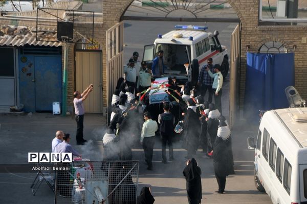 تجدید میثاق دانش‌آموزان دبیرستان قائمیه با شهید گمنام