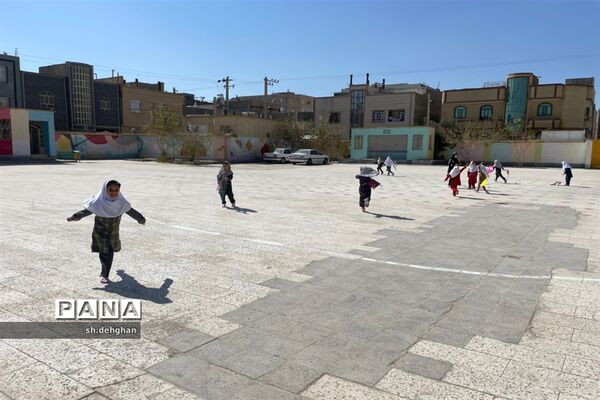 جشن بادباک‌ها در دبستان شهدای بانک ملت