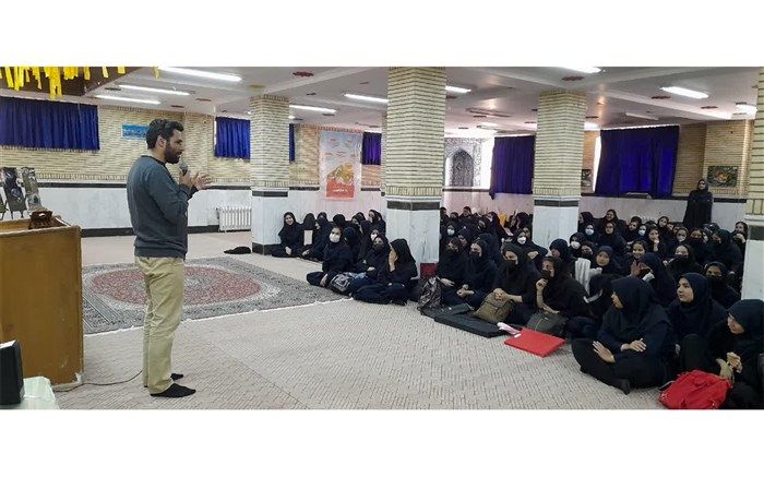 برگزاری کارگاه وسعت کیهان در هنرستان صباری قم