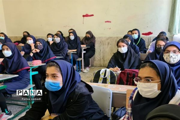 آشنایی دانش‌آموزان با فعالیت‌های پژوهش‌سرای دکتر حسابی منطقه ۱۳