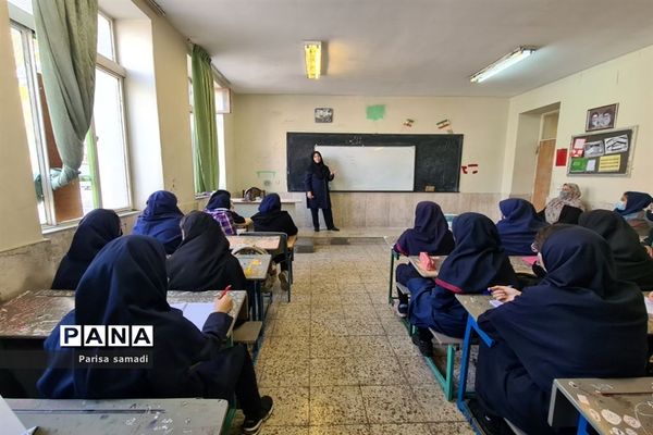 آشنایی دانش‌آموزان با فعالیت‌های پژوهش‌سرای دکتر حسابی منطقه ۱۳