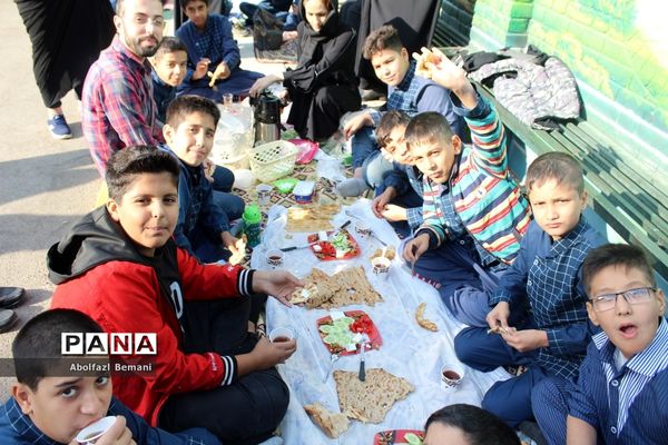 دورهمی صبحانه سالم در دبستان محمدی کاشانی قم-1