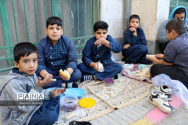 دورهمی صبحانه سالم در دبستان محمدی کاشانی قم-1