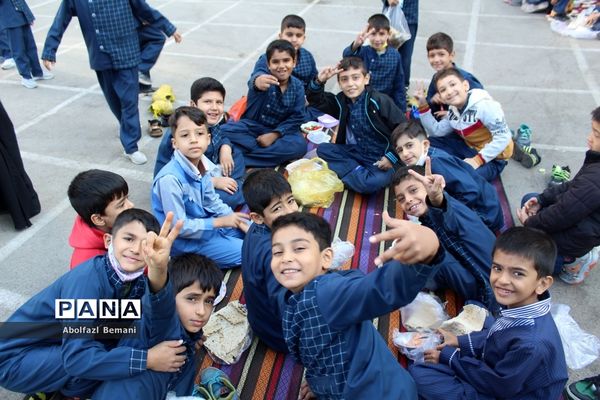 دورهمی صبحانه سالم در دبستان محمدی کاشانی قم-1