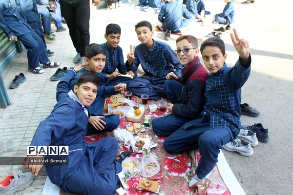 دورهمی صبحانه سالم در دبستان محمدی کاشانی قم-1