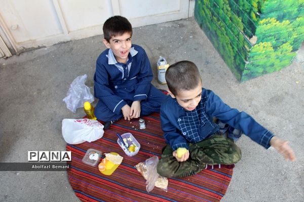 دورهمی صبحانه سالم در دبستان محمدی کاشانی قم-1