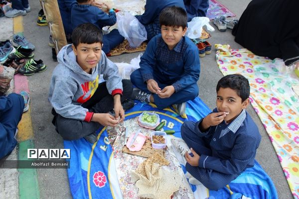 دورهمی صبحانه سالم در دبستان محمدی کاشانی قم-1
