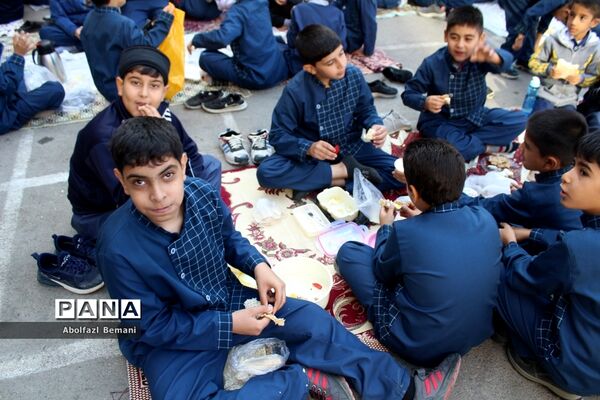 دورهمی صبحانه سالم در دبستان محمدی کاشانی قم -2