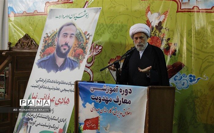 معلمان، درمانگر و هدایتگر جامعه هستند