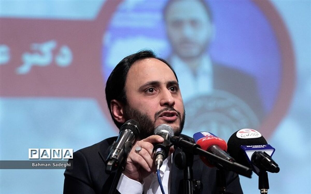 مردم در کنار یکدیگر قرار گرفته‌اند تا یکصدا مخالفت خود را نسبت به  آشوب نشان دهند