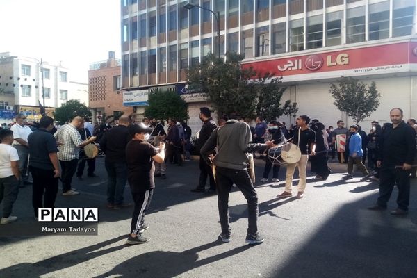 حضور کودکان و نوجوانان در تشییع پیکر شهدای حمله تروریستی در شیراز