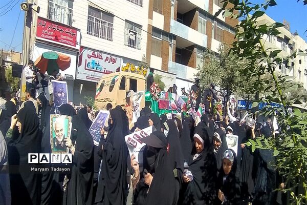 حضور کودکان و نوجوانان در تشییع پیکر شهدای حمله تروریستی در شیراز