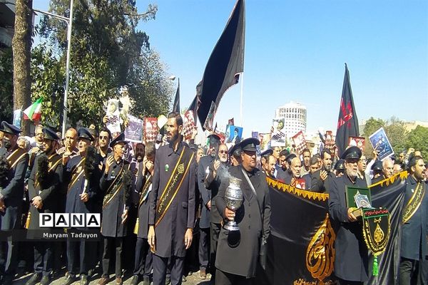 حضور کودکان و نوجوانان در تشییع پیکر شهدای حمله تروریستی در شیراز