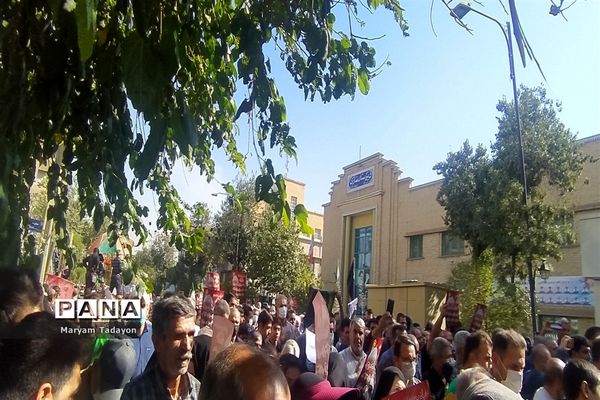 حضور کودکان و نوجوانان در تشییع پیکر شهدای حمله تروریستی در شیراز