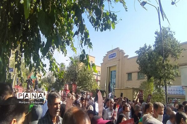 حضور کودکان و نوجوانان در تشییع پیکر شهدای حمله تروریستی در شیراز