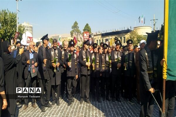 حضور کودکان و نوجوانان در تشییع پیکر شهدای حمله تروریستی در شیراز