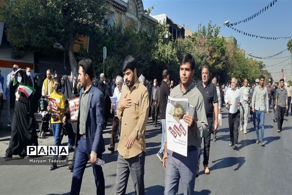 حضور کودکان و نوجوانان در تشییع پیکر شهدای حمله تروریستی در شیراز