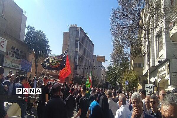 حضور کودکان و نوجوانان در تشییع پیکر شهدای حمله تروریستی در شیراز