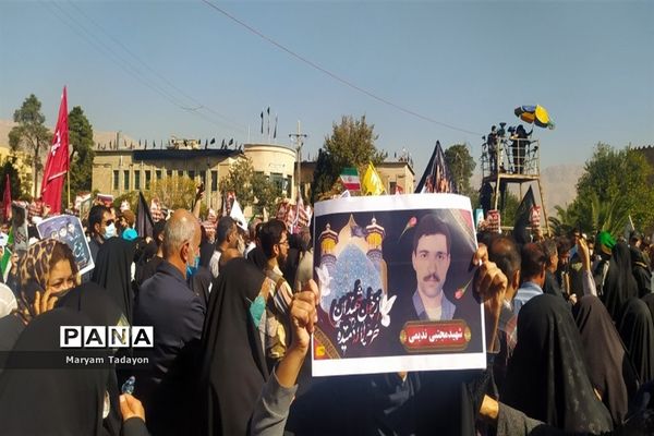 حضور کودکان و نوجوانان در تشییع پیکر شهدای حمله تروریستی در شیراز