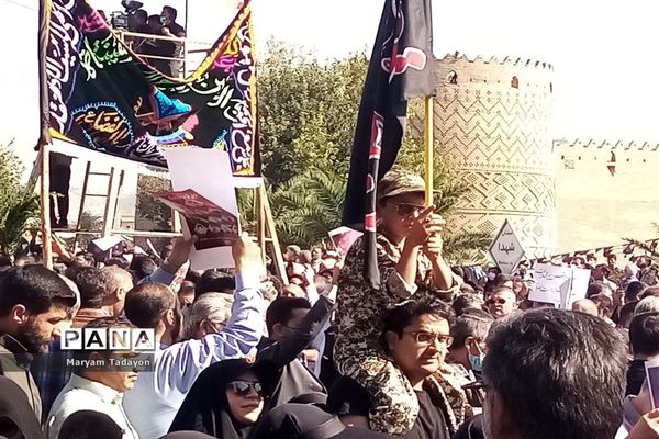 حضور کودکان و نوجوانان در تشییع پیکر شهدای حمله تروریستی در شیراز