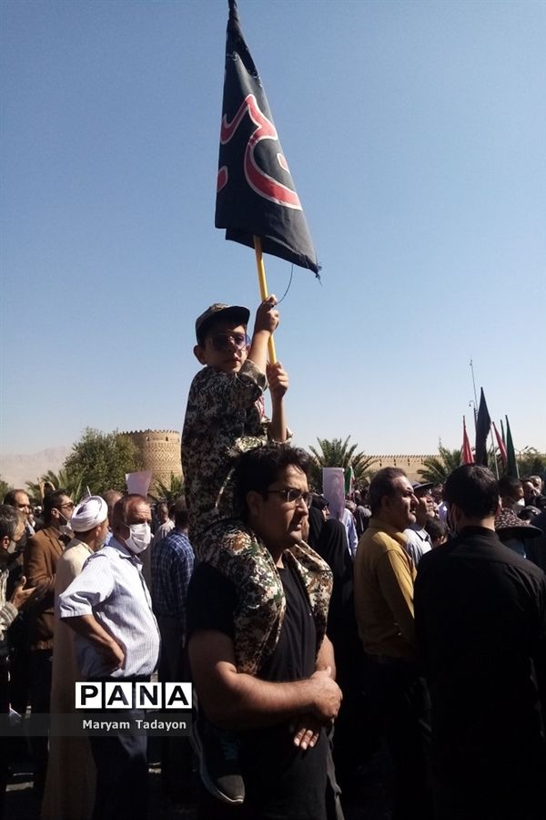 حضور کودکان و نوجوانان در تشییع پیکر شهدای حمله تروریستی در شیراز