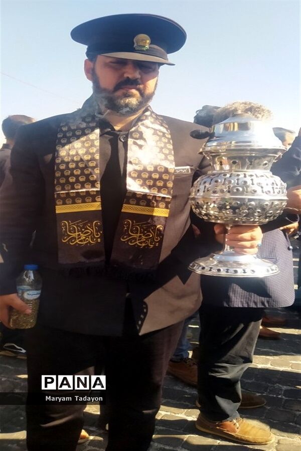 حضور کودکان و نوجوانان در تشییع پیکر شهدای حمله تروریستی در شیراز