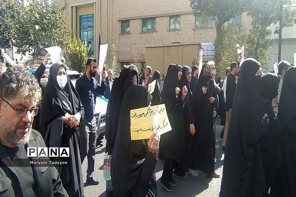 حضور کودکان و نوجوانان در تشییع پیکر شهدای حمله تروریستی در شیراز