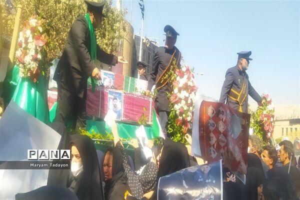حضور کودکان و نوجوانان در تشییع پیکر شهدای حمله تروریستی در شیراز