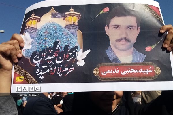 حضور کودکان و نوجوانان در تشییع پیکر شهدای حمله تروریستی در شیراز