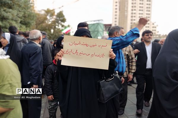 طواف شهدای حمله تروریستی شاه چراغ، به دور حریم منور رضوی و بر بالین مردم شهید پرور خراسانی