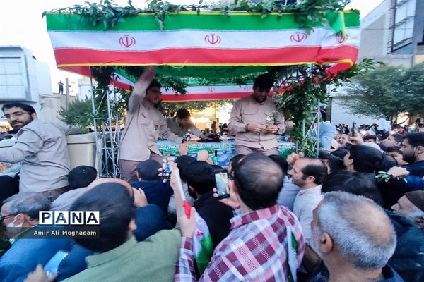 طواف شهدای حمله تروریستی شاه چراغ، به دور حریم منور رضوی و بر بالین مردم شهید پرور خراسانی