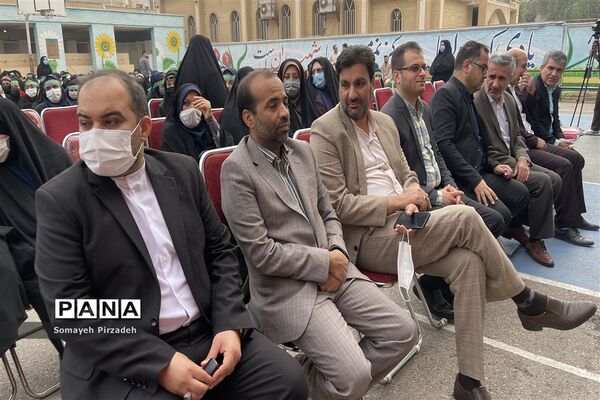تشییع پیکر شهید‌گمنام همزمان با نواختن زنگ استانی استکبار‌ستیزی در دبیرستان شاهد رضوان