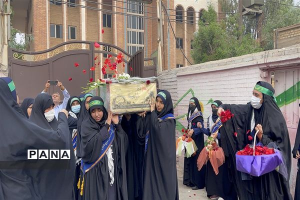 تشییع پیکر شهید‌گمنام همزمان با نواختن زنگ استانی استکبار‌ستیزی در دبیرستان شاهد رضوان