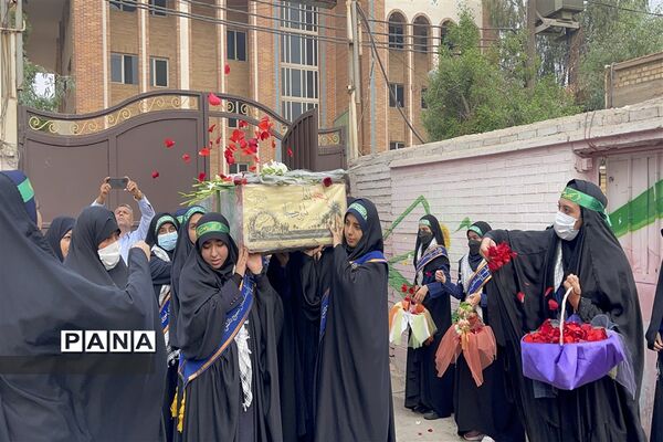 تشییع پیکر شهید‌گمنام همزمان با نواختن زنگ استانی استکبار‌ستیزی در دبیرستان شاهد رضوان