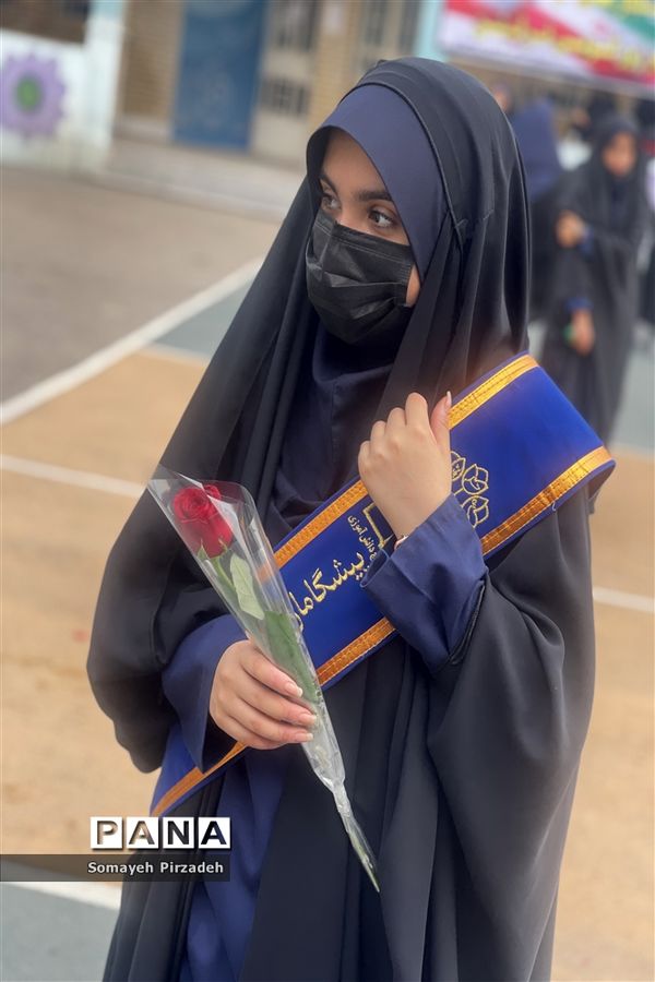 تشییع پیکر شهید‌گمنام همزمان با نواختن زنگ استانی استکبار‌ستیزی در دبیرستان شاهد رضوان